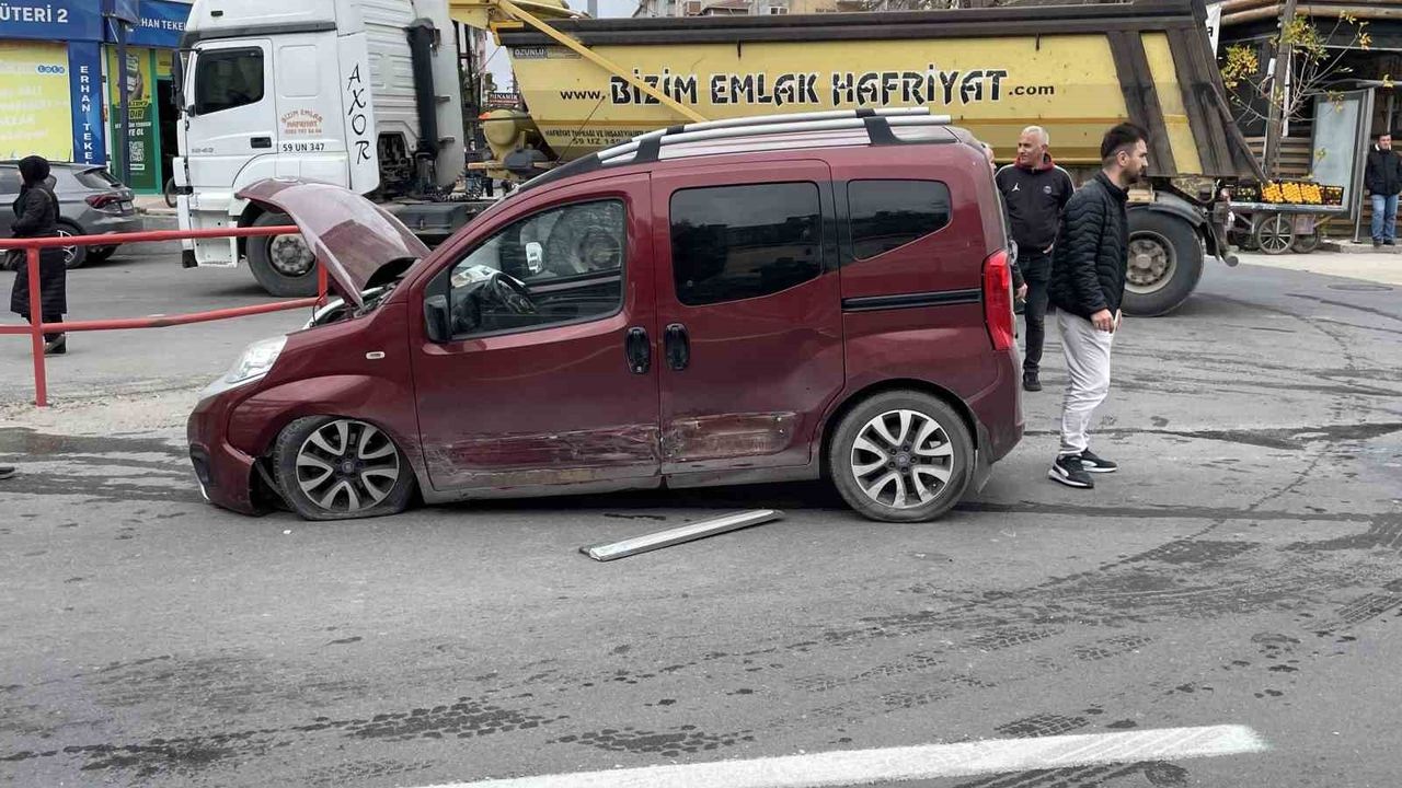 Kapaklı'da hafif ticari araç ile otomobil çarpıştı; Çerkezköy-Kapaklı yolu yaklaşık 1 saat kapandı