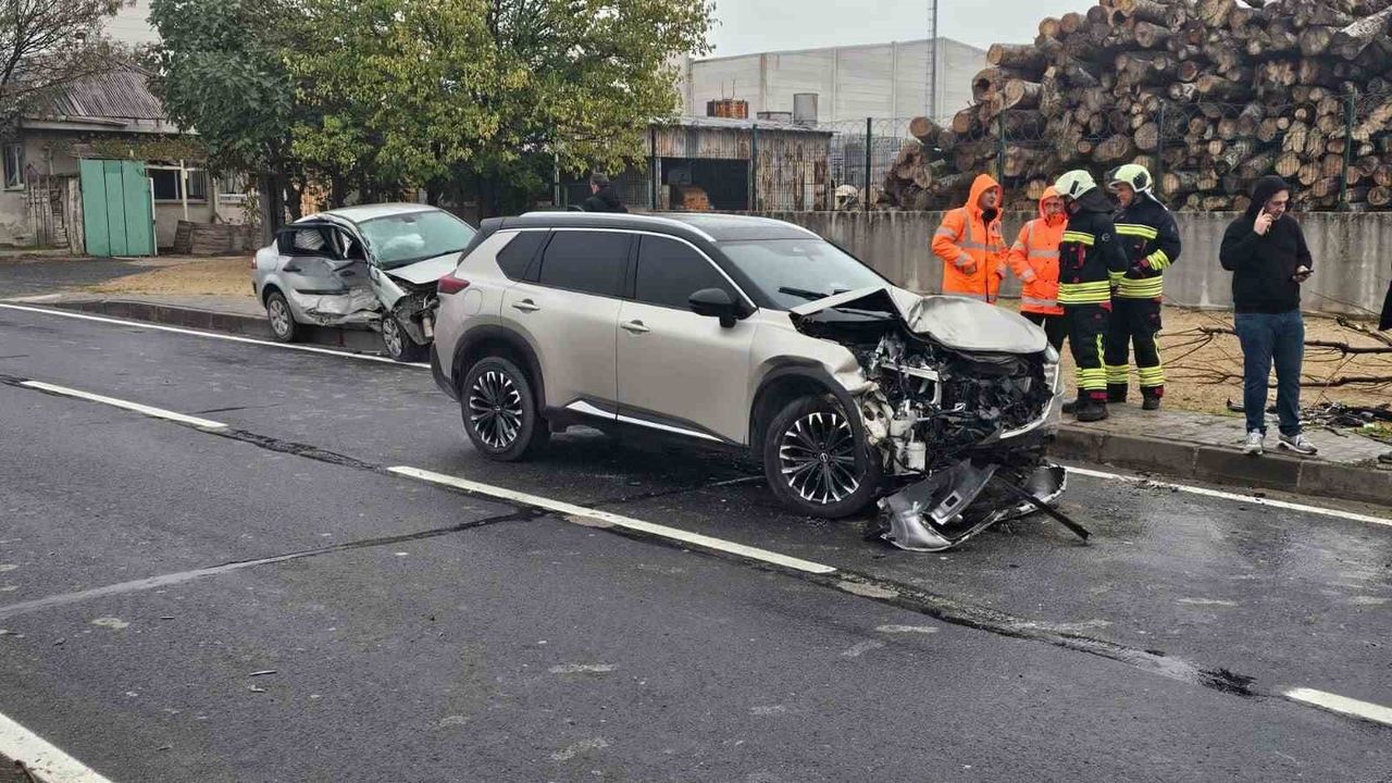 Kapaklı'da yağışlı yolda kayan otomobil karşı şeride geçip çarpıştı: 1 yaralı