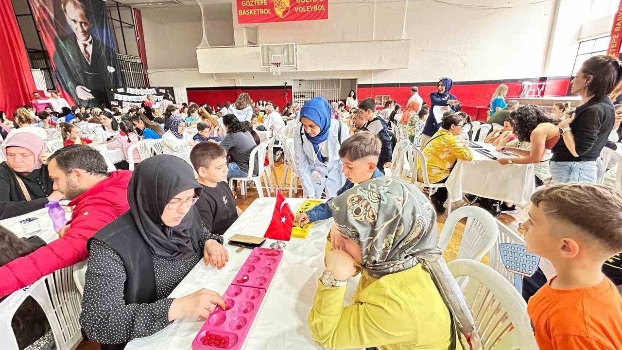 Karabağlar'da 'Ailemle Oyun Oynuyorum' etkinliği aileleri ve çocukları zekâ oyunlarında buluşturdu