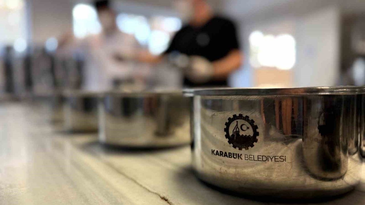 Karabük Belediyesi aşevi günlük 300 kişiye sıcak yemek, 500 kişiye çorba ve aylık 400 aileye kumanya sağlıyor