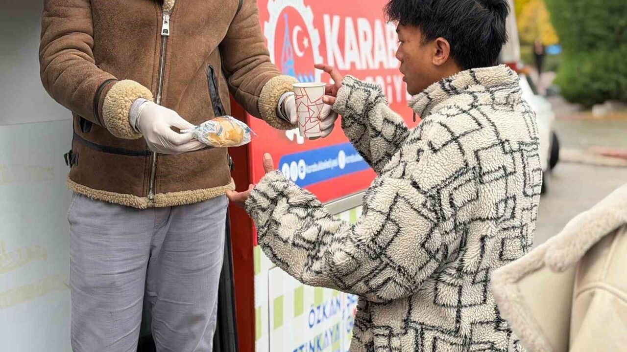 Karabük Belediyesi mobil ikram aracıyla kış boyunca günlük 500 kişiye sıcak çorba dağıtıyor