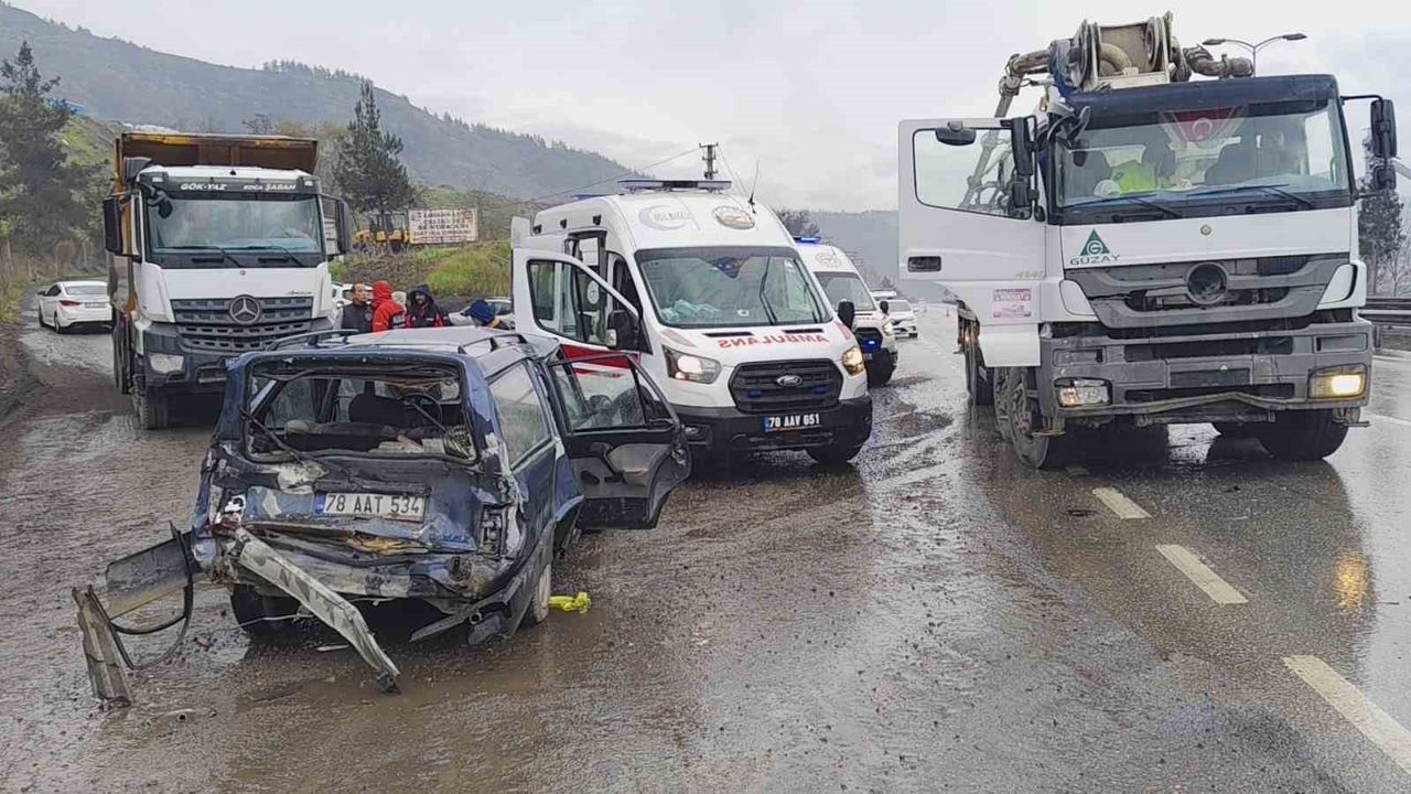 Karabük-Eskipazar yolunda kaza: Beton mikseri ile otomobil çarpıştı, 1’i çocuk 5 yaralı