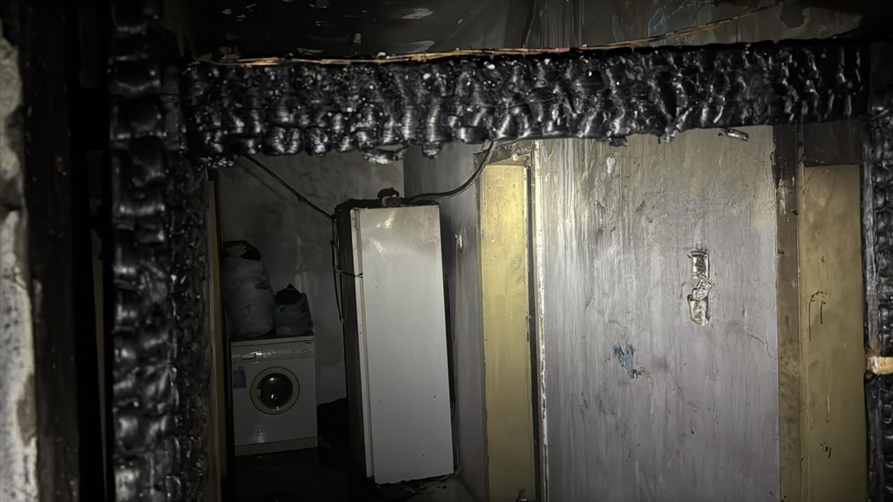 Karabük'te apartmanın giriş katında yangın söndürüldü; bir kişi hastaneye kaldırıldı