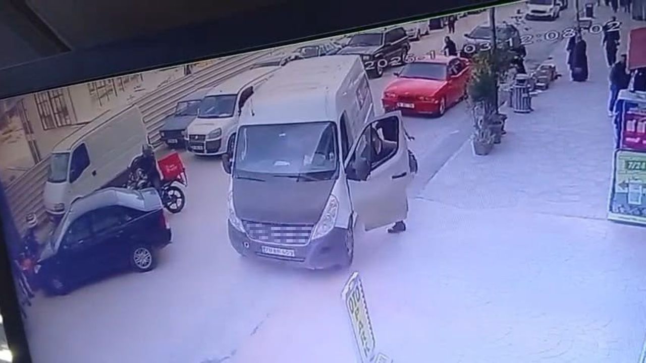 Karabük'te el freni çekilmeyen kamyonet geri kaydı; otopark görevlisi son anda durdurdu
