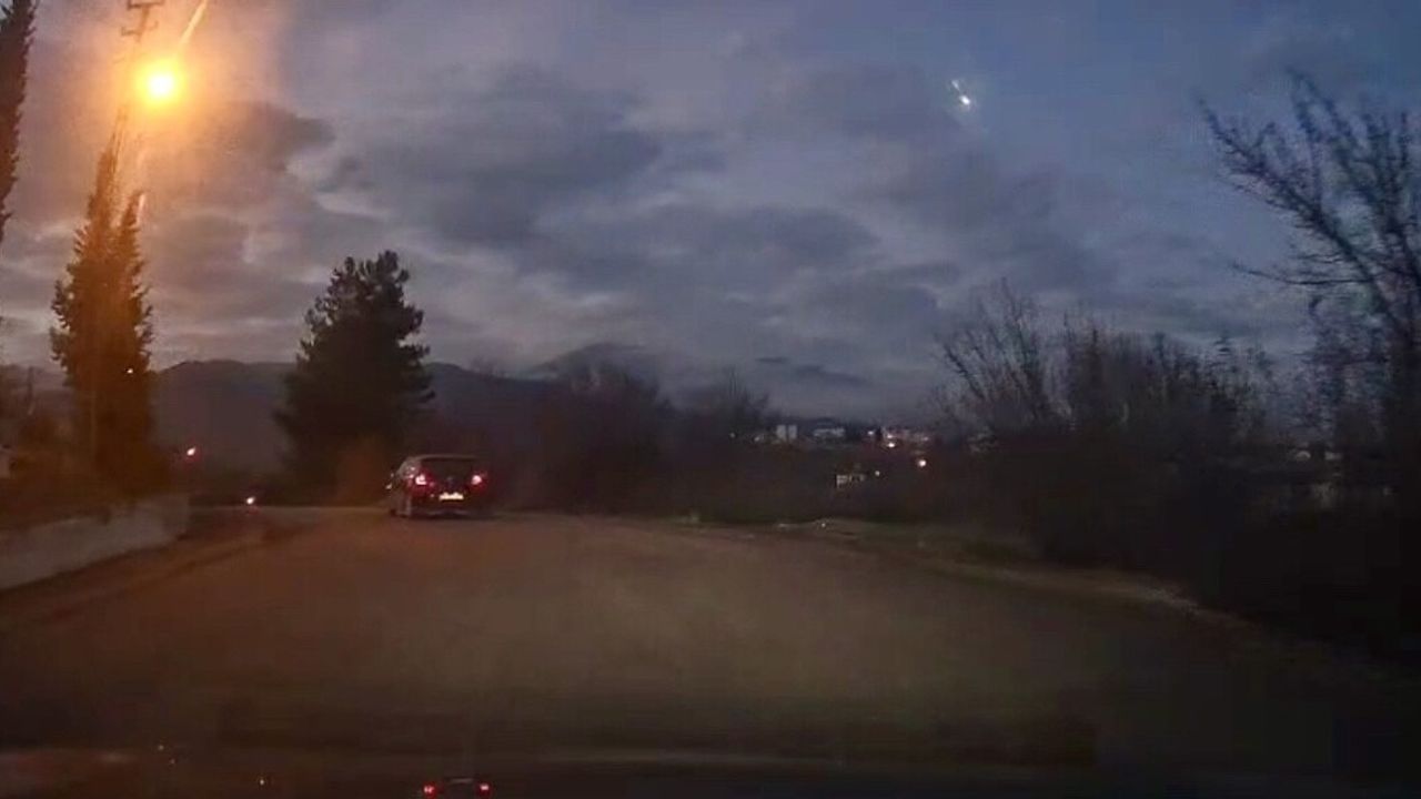 Karabük'te gökyüzünü aydınlatan cisim aracın kamerasına yansıdı