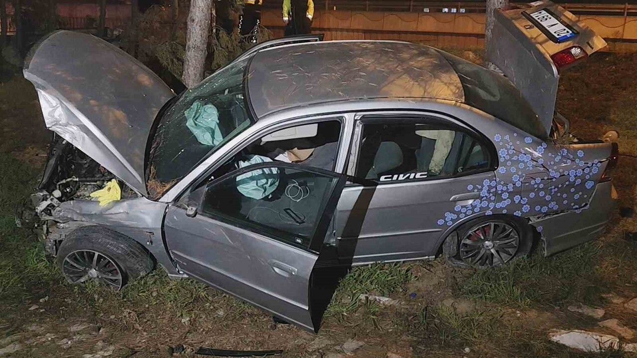 Karabük’te kontrolden çıkan otomobil duvara, direğe ve ağaca çarptı: Sürücü yaralandı