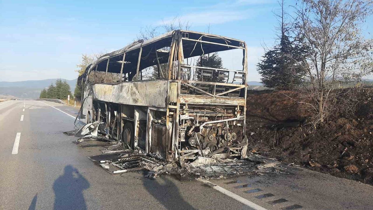 Karabük’te motor yangını: Eskipazar’da yolcu otobüsü tamamen kullanılamaz hale geldi