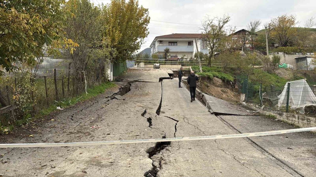 Karabük’te okul inşaatı yanında yol çökmesi dronla görüntülendi