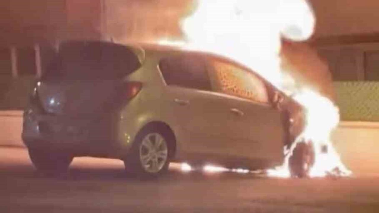 Karabük'te park halindeki otomobil yangında kullanılamaz hale geldi