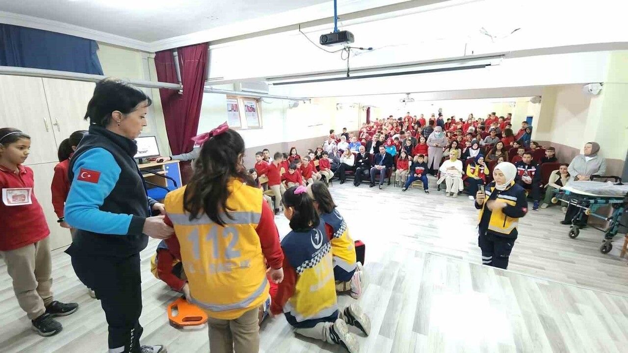 Karabük'te 'Sağlıklı Çocuk, Sağlıklı Gelecek' Programı Anayasa İlkokulu'nda Uygulandı