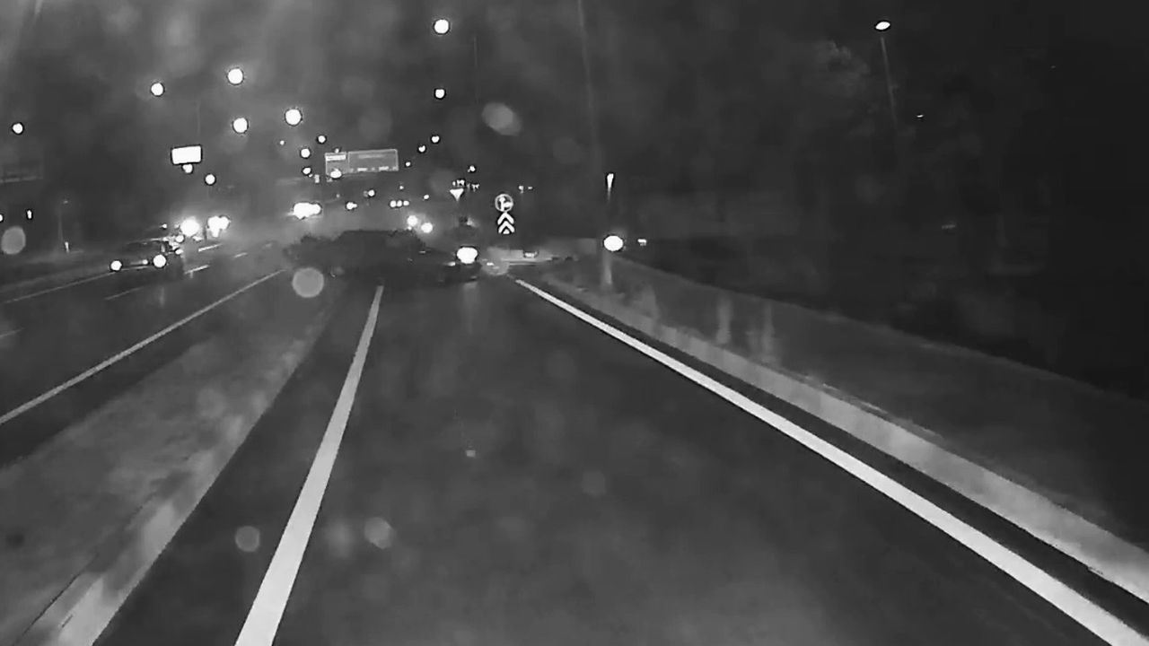 Karabük'te sokak hayvanına çarpmamak için manevra yapan sürücü karşı şeride geçip panelvan ve motosiklete çarptı: 1 yaralı