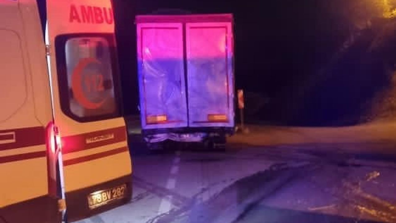 Karabük'te tıra arkadan çarpan kamyon sürücüsü yaralandı