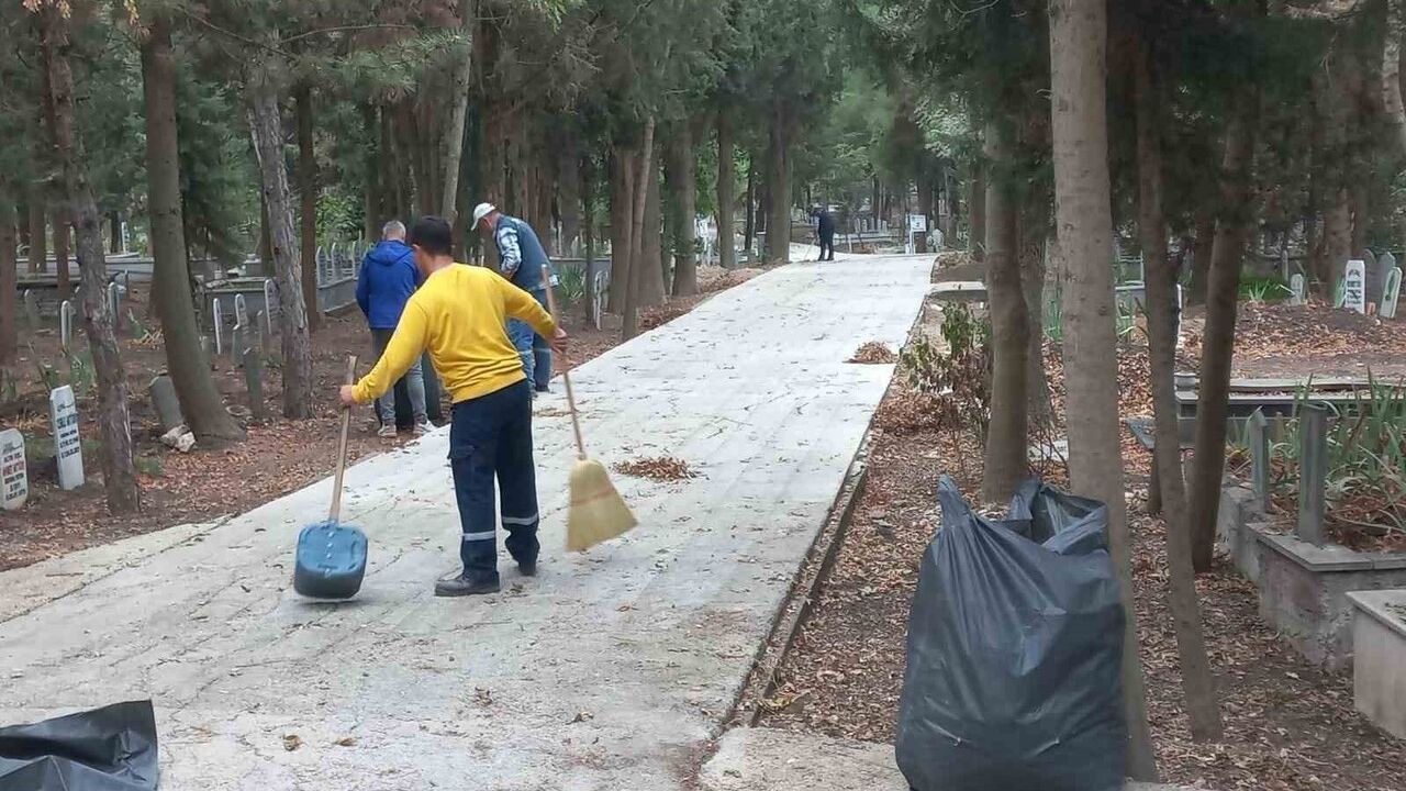Karacabey Belediyesi 1 ve 2 Nolu Şehir Mezarlıklarında Sürekli Bakım ve Onarım Çalışmaları yürütüyor