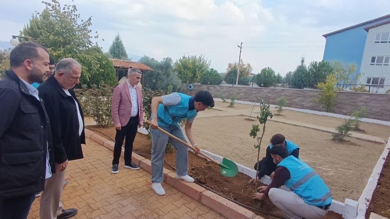 Karacasu Belediyesi KYK Yurdu Bahçesinde Çevre Düzenlemesi ve Fidan Dikimi Yaptı