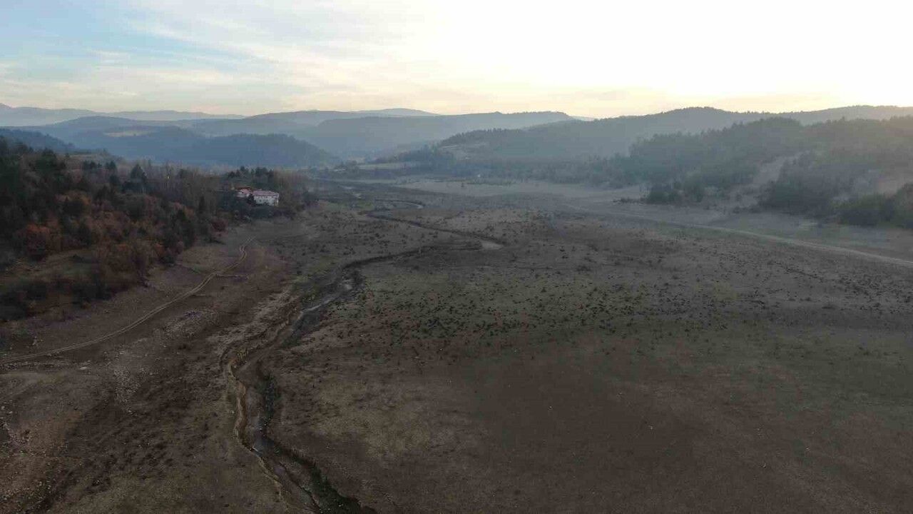 Karaçomak Barajı'nda Su Seviyesi Yüzde 10'a Düştü, Gölün Büyük Bölümü Kurudu
