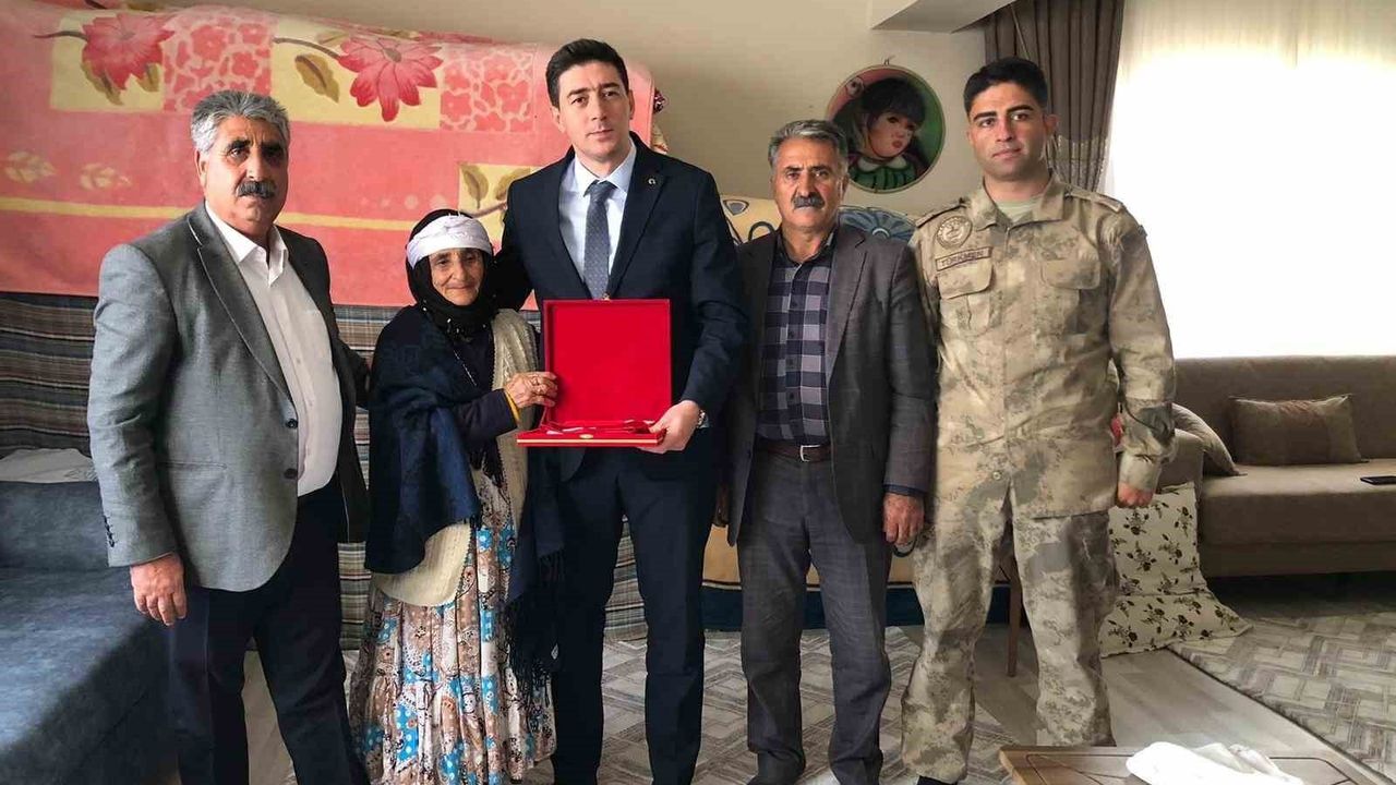 Karakoyunlu Kaymakamı Fatih Erdoğan, şehit Nurettin Manaz’ın ailesini Kerimbeyli’de ziyaret etti