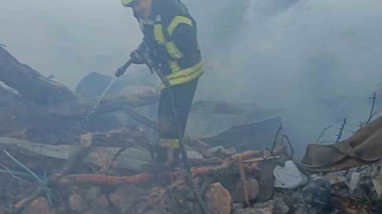 Karaman Çatak'ta Ahır Yangını İki Evin Çatısına Sıçradı