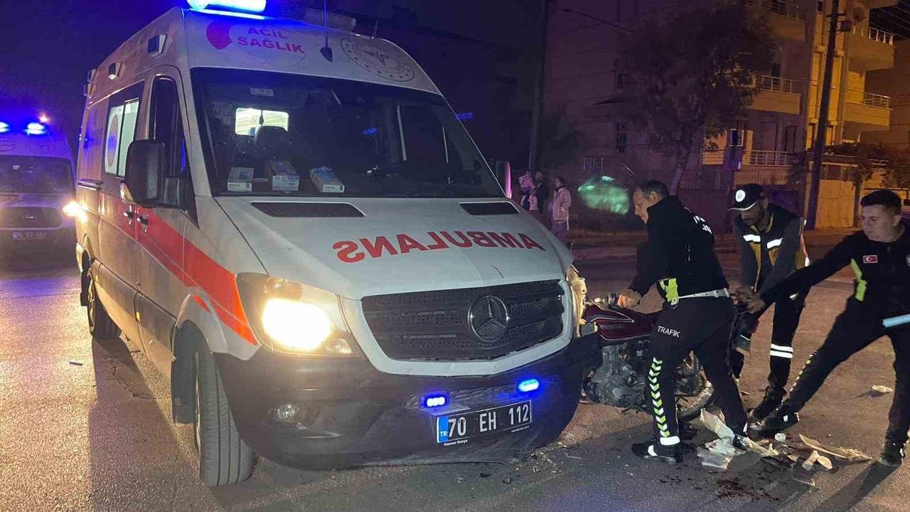 Karaman'da ambulans ile motosiklet çarpıştı; motosiklet sürücüsü ve ambulanstaki yaralı hastaneye sevk edildi