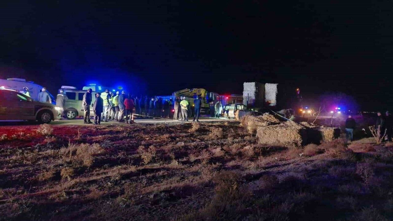 Karaman'da arızalı duran mısır sapı yüklü tıra otomobil çarptı: Karı-koca yaşamını yitirdi