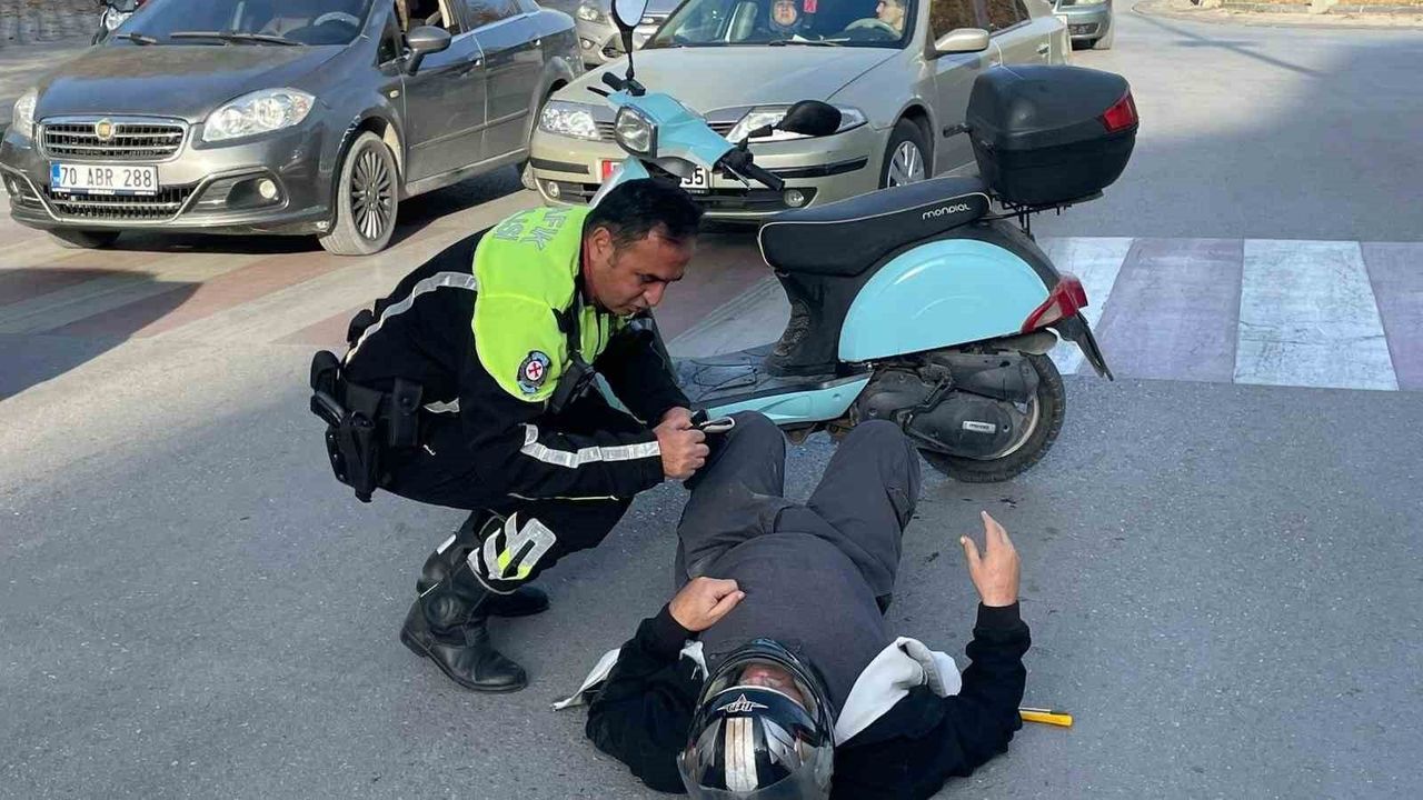 Karaman'da otomobil ile motosiklet çarpıştı; trafik polisi yaralının başından ayrılmadı