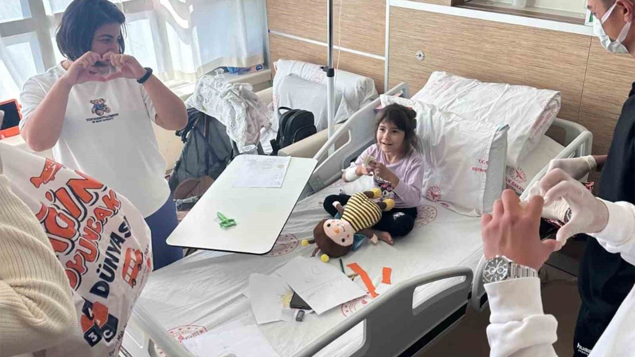 Karaman'da Piri Reis Yurdu Gönüllüleri Lösemili Çocukları Ziyaret Etti