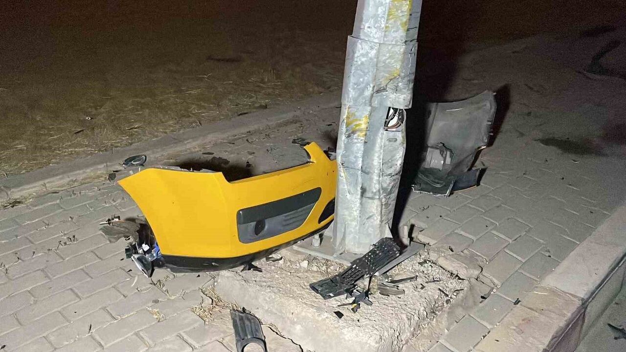 Karaman'da ticari taksi aydınlatma direğine çarptı — sürücü yara almadı