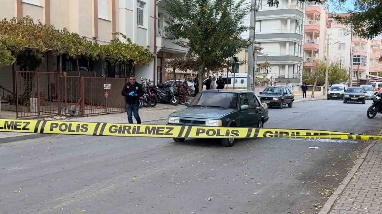 Karaman'da yolun karşısına geçmeye çalışan 5 yaşındaki kız otomobilin çarpması sonucu ağır yaralandı