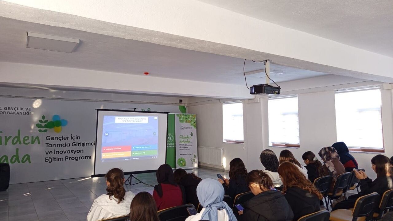 Karapınarlı gençler Hüyük'teki Tarım Kampında değerler eğitimi aldı