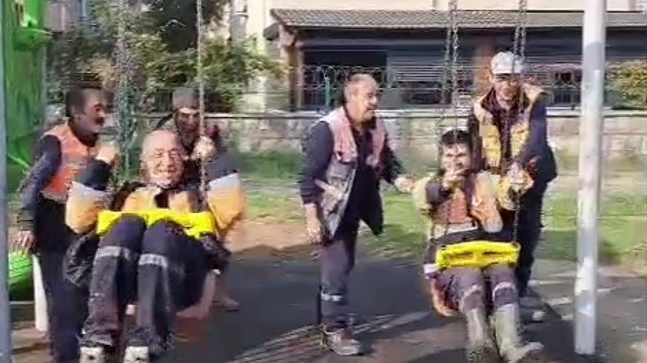 Karasu'da belediye temizlik işçileri molada çocuk parkında salıncağa bindi