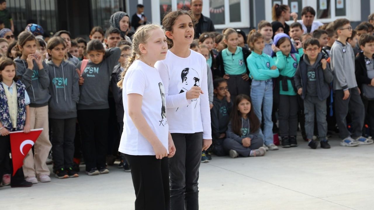 Karasu'da Fatih Sultan Mehmet İlkokulu'nda 10 Kasım Anma Töreni Duygu Dolu Anlar