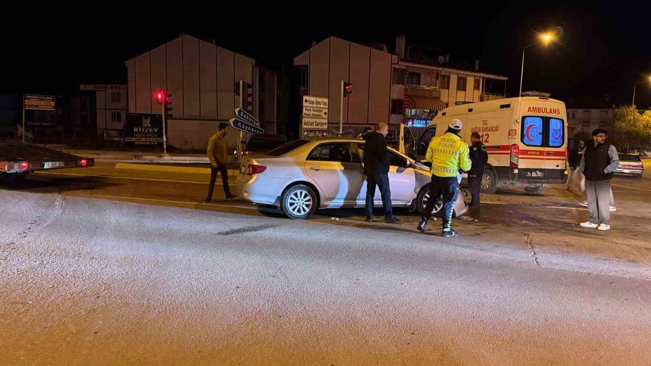 Karasu'da iki otomobil çarpıştı: 5 kişi yaralandı