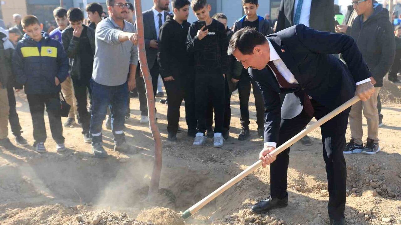 Karatay'da 10 bin 400 m²'lik alana fidan dikimi: 370 öğrenci etkinlikte yer aldı