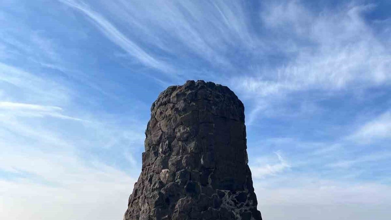 Kars Bulanık Köyü'ndeki Ziyaret/Evliya Tepesi'nde Bulunan Gizemli Yapı: Bilinenler