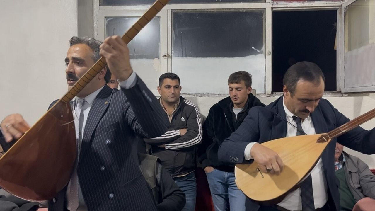 Kars köylerinde usta-çırakla yaşatılan aşıklık geleneği sürüyor