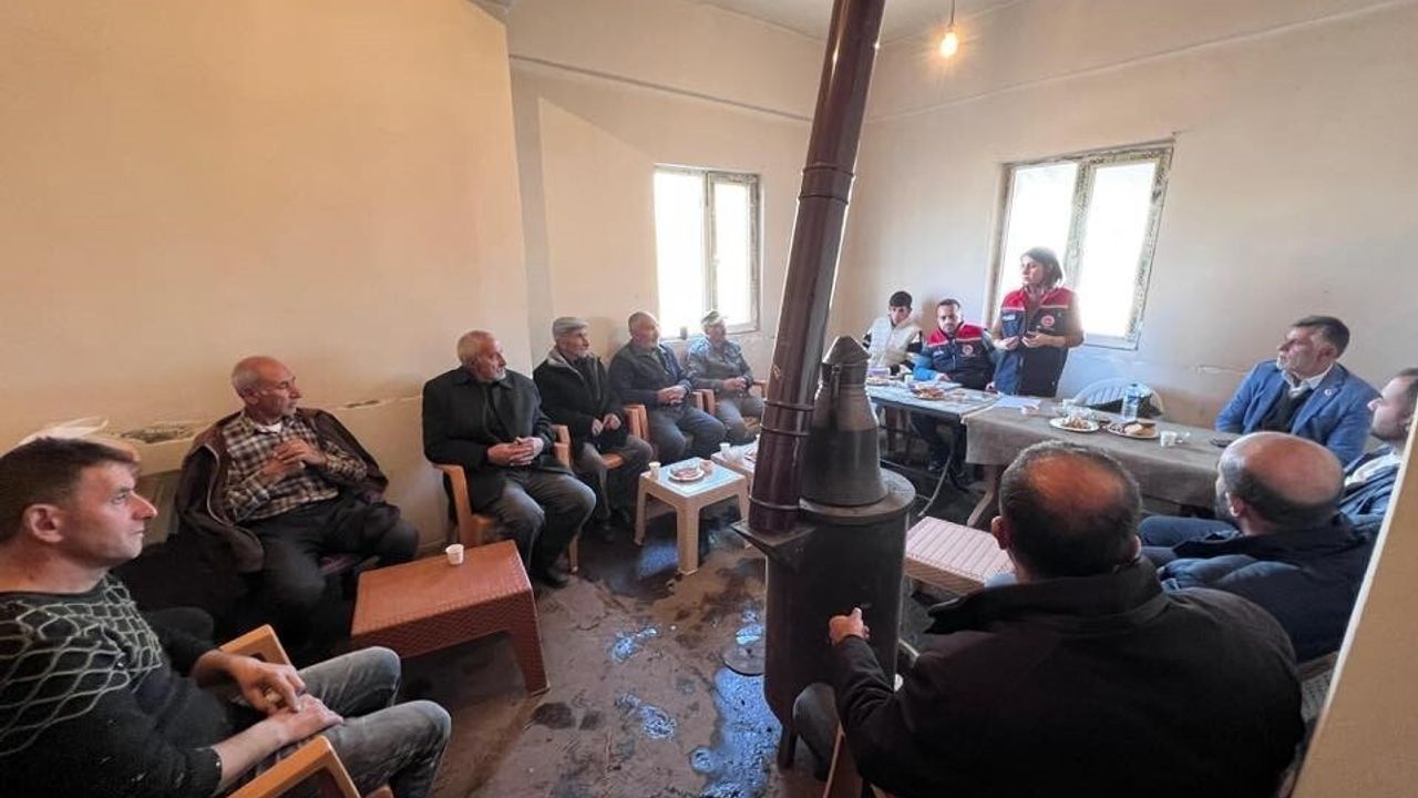 Kars’ta Buzağı Kayıplarını Azaltmaya Yönelik Üretici Eğitimleri Sürüyor