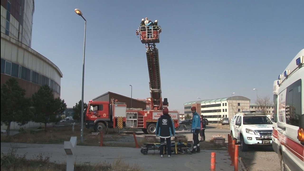 Kars'ta Harakani Devlet Hastanesi'nde HAP Tatbikatı: Yangın ve KBRN Senaryosu Başarıyla Uygulandı