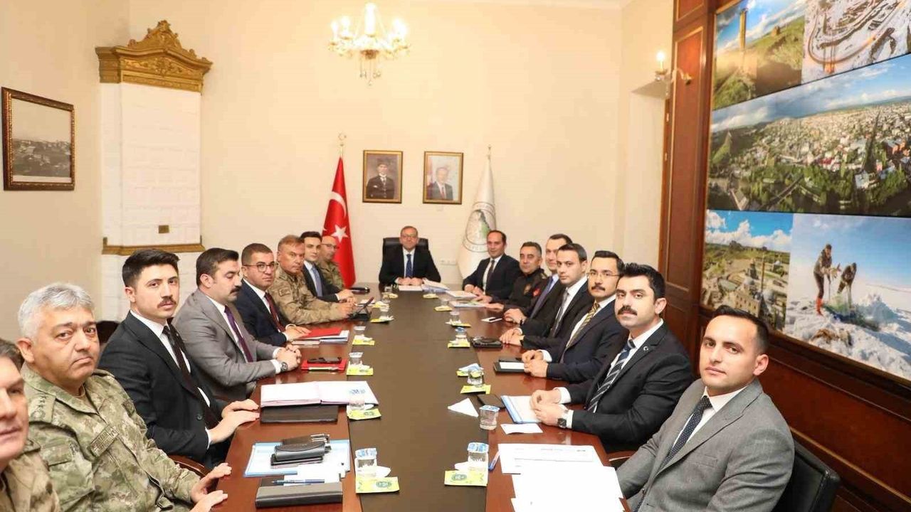 Kars’ta İl Güvenlik ve Asayiş Koordinasyon Toplantısı Vali Ziya Polat Başkanlığında Yapıldı