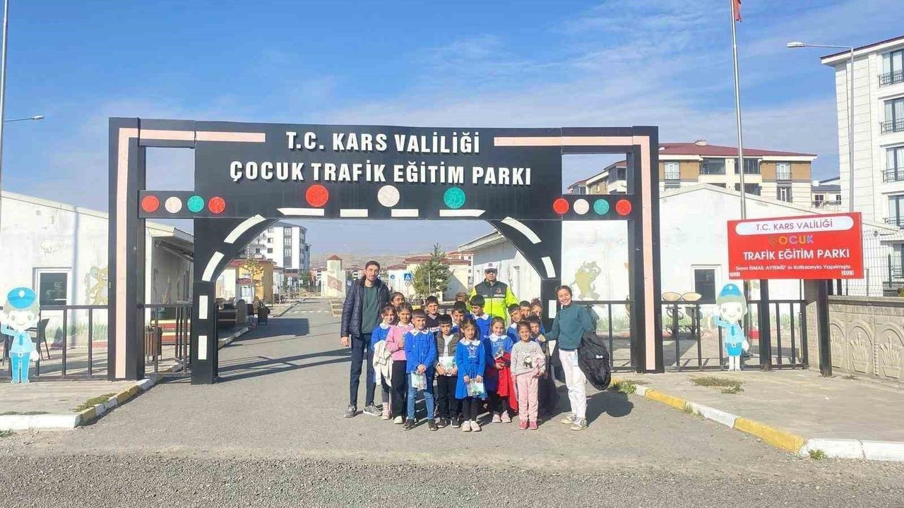Kars'ta Jandarma, İlkokul Öğrencilerine Trafik Eğitimlerini Sürdürüyor