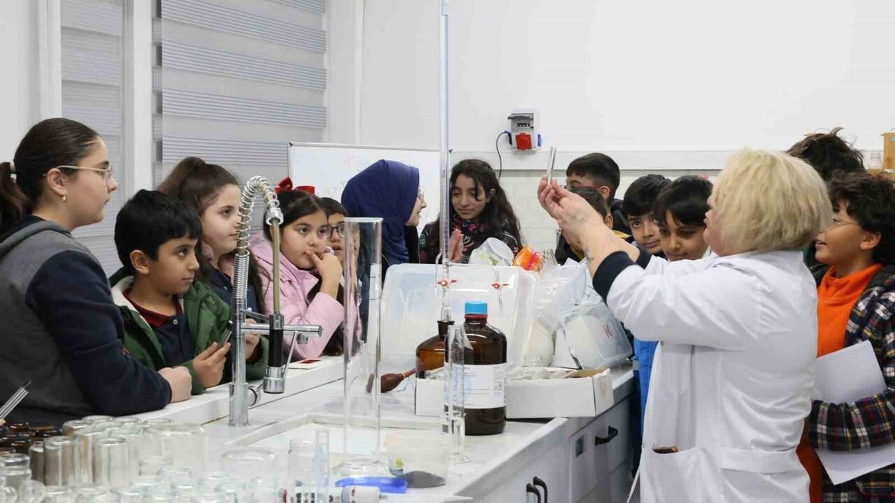 Kars'ta Öğrenciler Toprak ve Sulama Suyu Analiz Laboratuvarını İnceledi