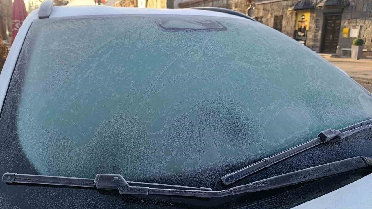 Kars'ta sıcaklık eksi 13 dereceye indi, araç camları buz tuttu