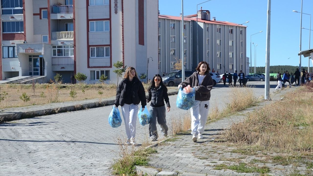 Kars'ta üniversite öğrencileri 'Temiz çevre sağlıklı nesil' projesiyle 100 poşet çöp topladı