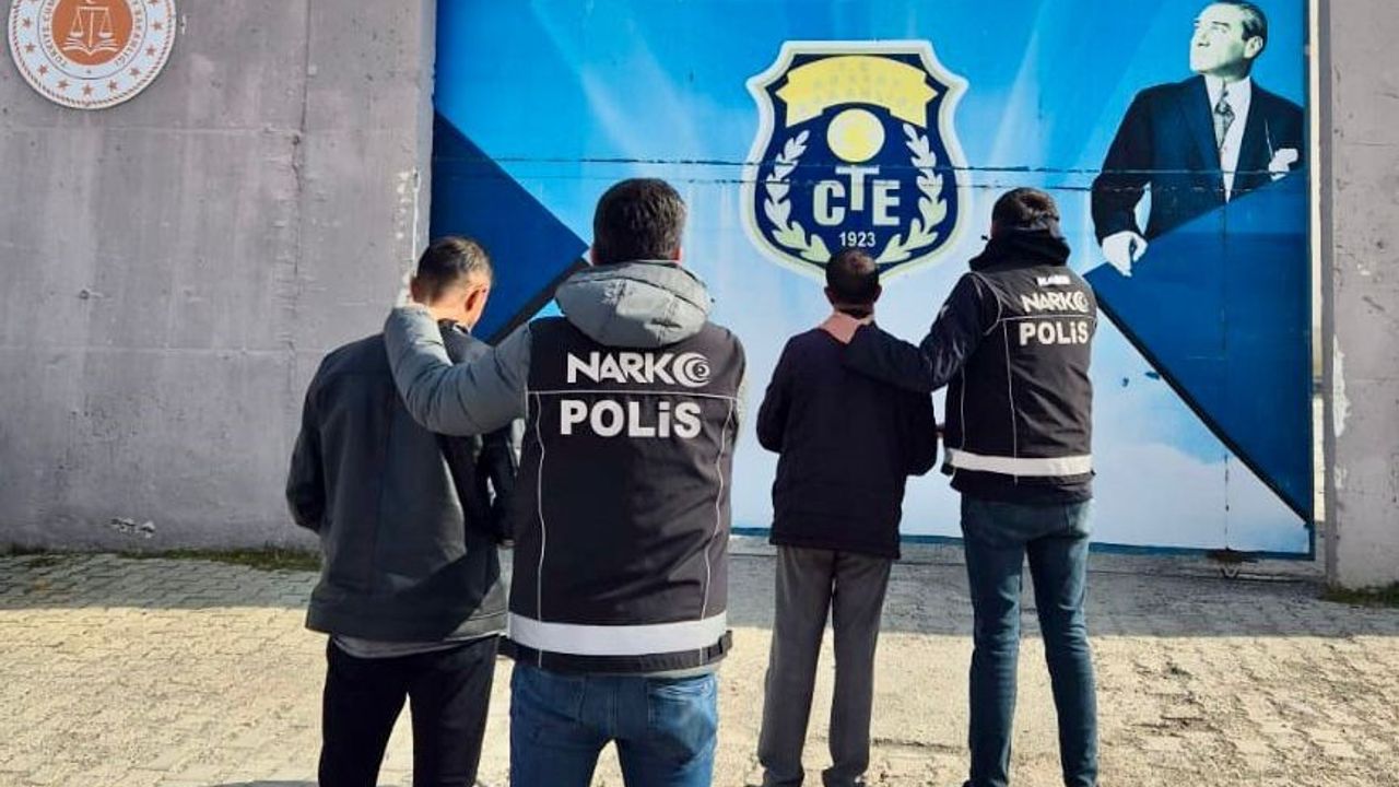 Kars’ta uyuşturucu ticareti suçundan kesinleşmiş hapis cezası bulunan 2 kişi yakalandı