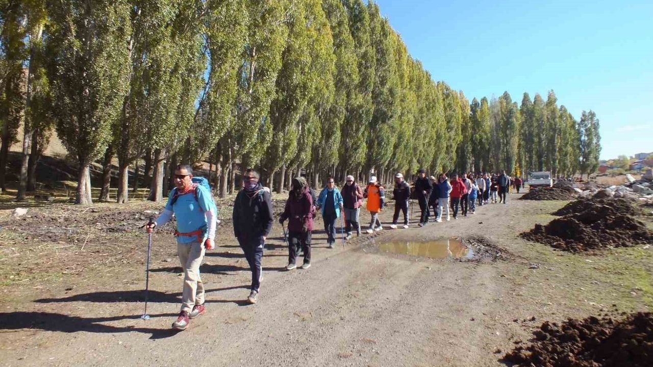 Kars'ta 'Yedi İlçede Yedi Rota' projesinin ikinci etabı: 97 dağcı Susuz Şelalesi'ne yürüdü