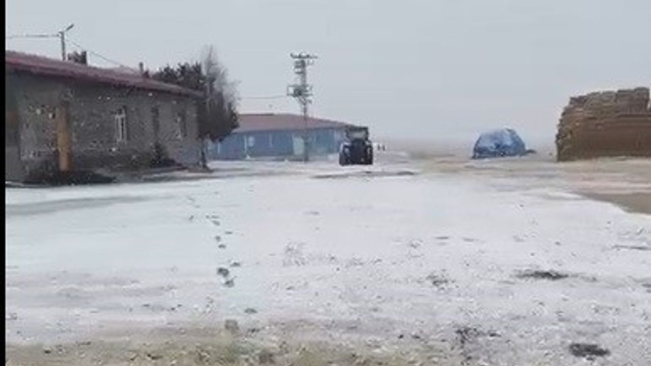 Kars’ta yüksek kesimlere kar yağdı: Bozyiğit köyü beyaza büründü