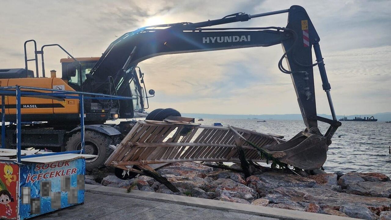 Karşıyaka sahilinde izinsiz platform ve iskelelerin yıkımı başladı