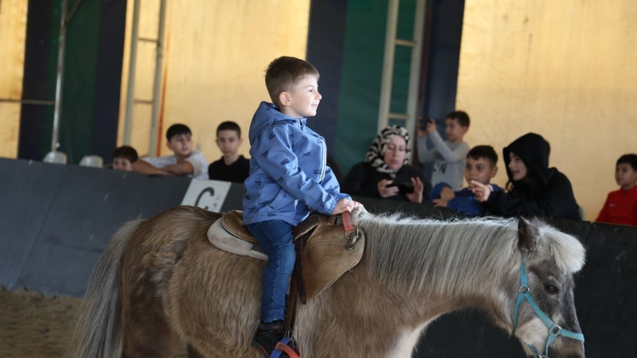Kartepe Belediyesi Atlı Binicilik Kulübü'nde minik biniciler ara tatilin keyfini çıkardı