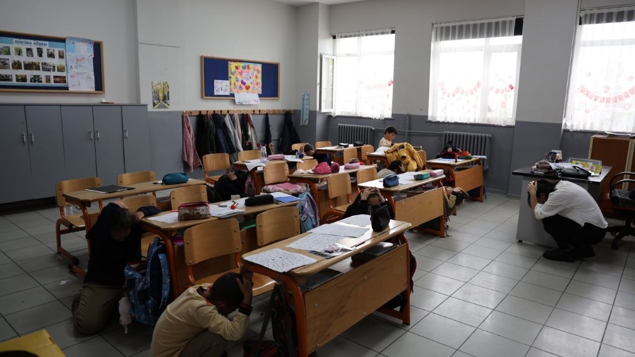Kartepe'de iki ilkokulda afet bilinci eğitimi ve tatbikatı gerçekleştirildi