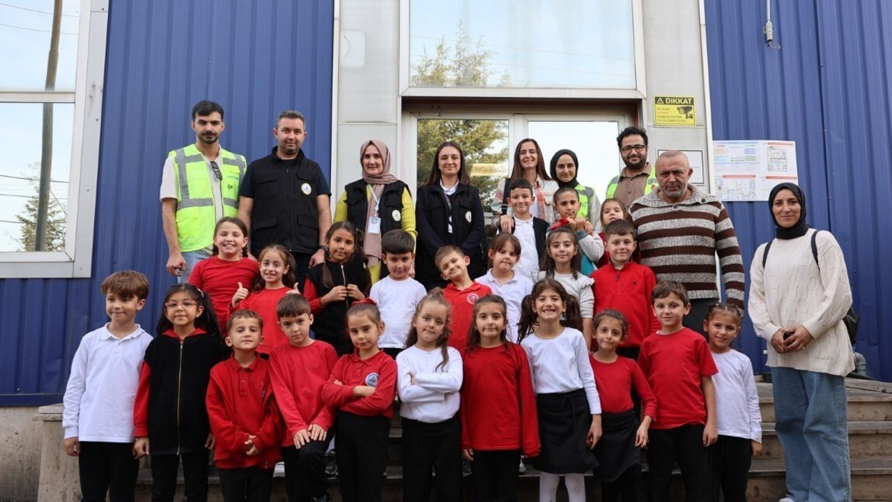 Kartepe’de ilkokul öğrencilerine yönelik geri dönüşüm farkındalık eğitimleri sürüyor