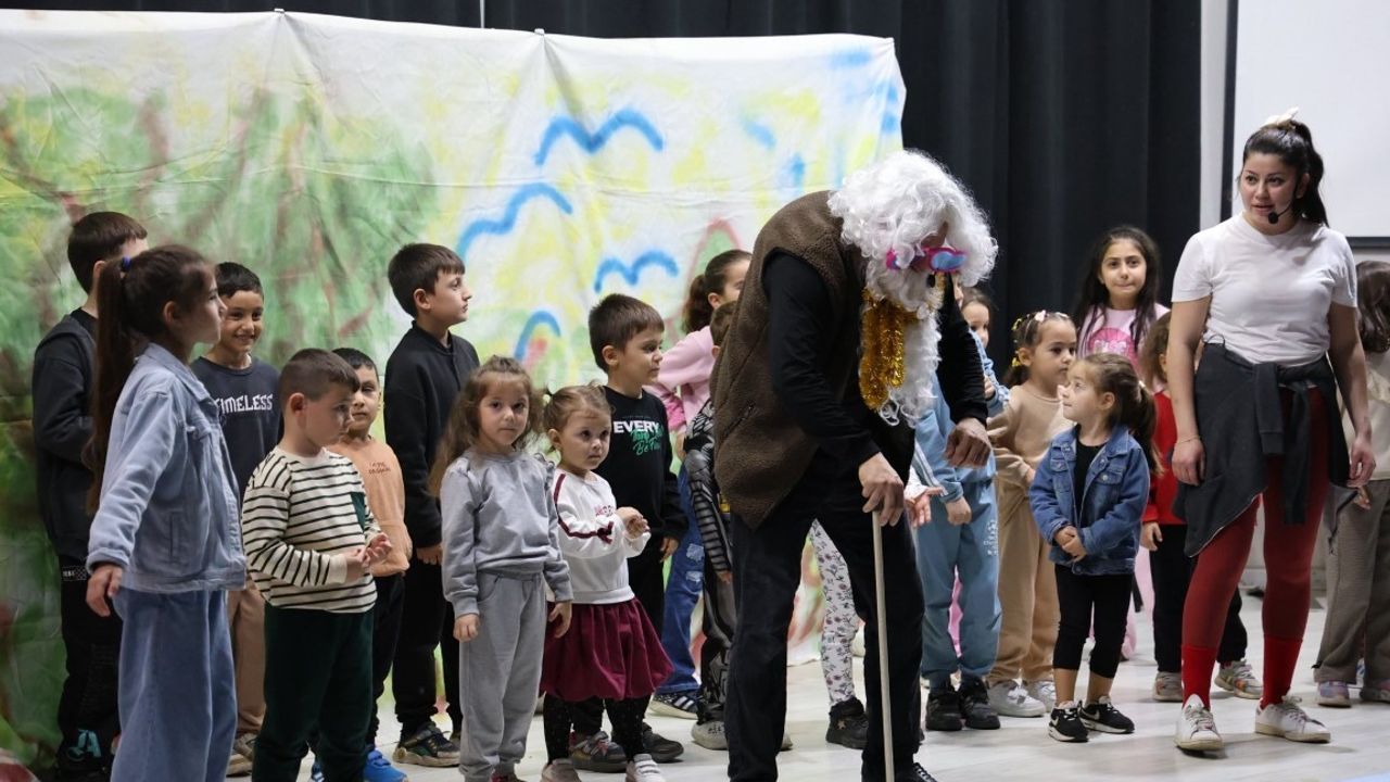 Kartepe'de yetişkin ve çocuk tiyatrosu: 'Sevgili Yönetmenim' ve 'Dansçı Dede'