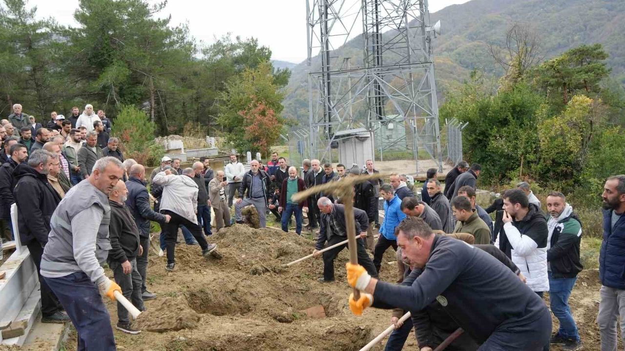 Kastamonu Bozkurt'ta dere yatağında bulunan anne ve oğlu toprağa verildi